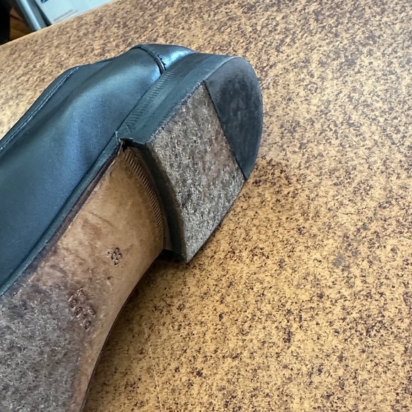 Gucci Black Leather Loafers with Gold Detailing - Picture 6 of 6